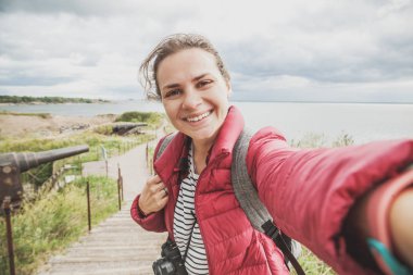 Güzel genç kız kadın gezgin selfie bir ada Suomenlinna, sveaborg, Finlandiya yapar.