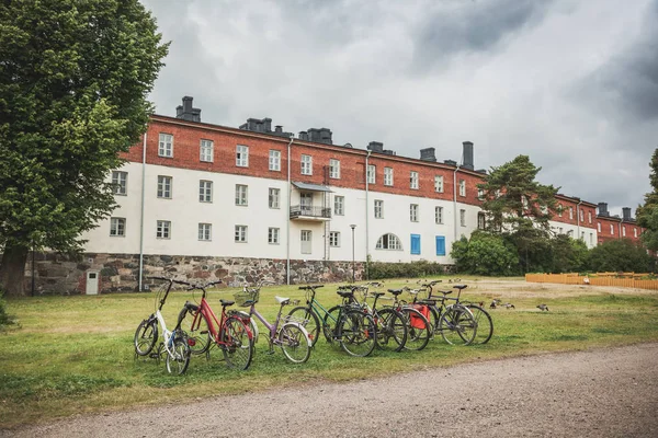 Aparcamiento Para Bicicletas Césped Verde Frente Casas Ciudad Escandinava Finlandia — Foto de Stock