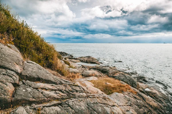 美しい海の景色 フィンランドの島で海の石の海岸 北ヨーロッパの自然 — ストック写真