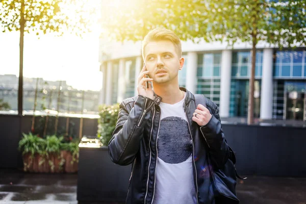 Attraktiv Snygg Ung Man Skinnjacka Med Mobiltelefon Med Smartphone Händerna — Stockfoto