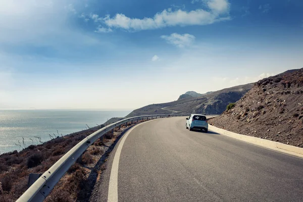 Синій Невеликий Автомобіль Їде Вздовж Серпантин Гірської Дороги Вздовж Моря — стокове фото