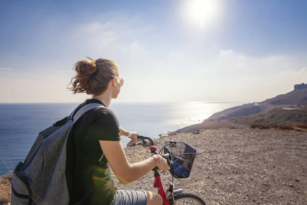 Młoda Piękna Dziewczyna Kobieta Podróżuje Rowerem Górskim Krajobrazie Plaży Słońce — Zdjęcie stockowe