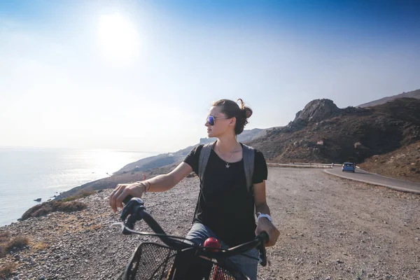 Joven Hermosa Mujer Viaja Bicicleta Paisaje Montaña Playa Sol Turismo — Foto de Stock
