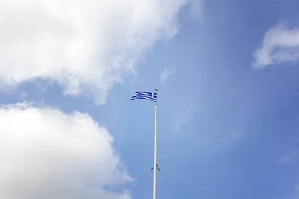 Grekiska Flaggan Flaggstången Som Fladdrar Vinden Mot Blå Himmel Med — Stockfoto