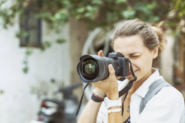 Wanita Muda Cantik Dengan Kamera Tangannya Profesional Tempat Kerja — Stok Foto