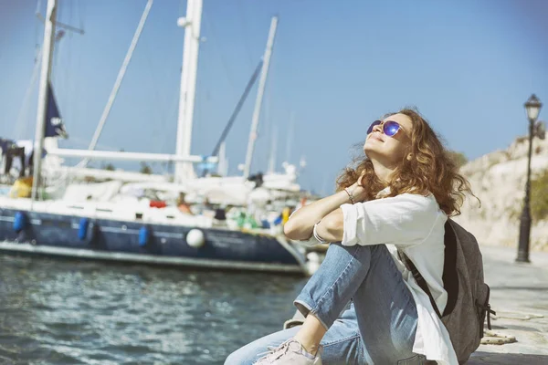Denizde Limanda Mutlu Genç Bir Kadın Seyahat Denizde Tatil — Stok fotoğraf