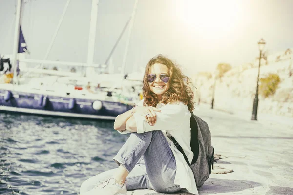 Ευτυχισμένη Όμορφη Νεαρή Γυναίκα Στη Θάλασσα Και Λιμάνι Φόντο Ταξίδια — Φωτογραφία Αρχείου