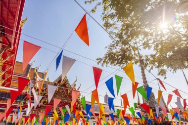 Ünlü Budist Tapınağı yatan Buda Bangkok Tayland, renkli bayraklar, Güneydoğu Asya gezisi dekore
