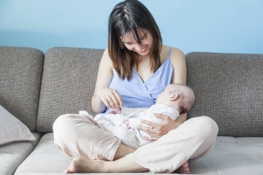 Güzel mutlu genç esmer kadın ile onun elleri, Aile mutluluk, sevgi ve bakım kavramı, anneler günü yeni doğan bebek,