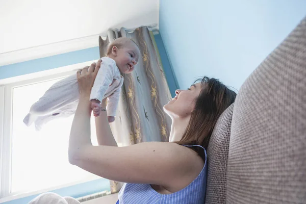 Schöne Glückliche Junge Brünette Frau Mit Neugeborenem Auf Den Händen — Stockfoto