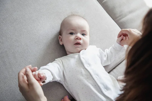Porträt Eines Lustigen Netten Neugeborenen Das Auf Der Couch Liegt — Stockfoto