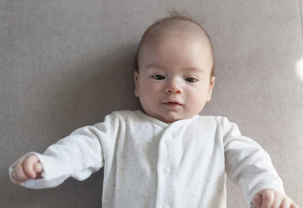 Retrato Divertido Bebé Recién Nacido Lindo Acostado Sofá Infancia — Foto de Stock
