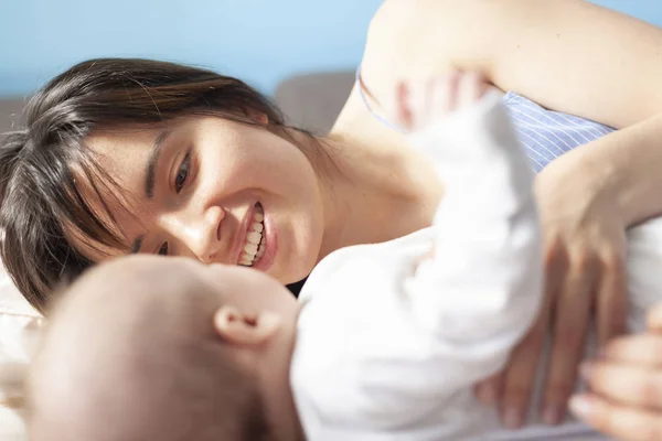 Vacker Ung Glad Kvinna Med Hennes Nyfödda Baby Ligger Soffan — Stockfoto