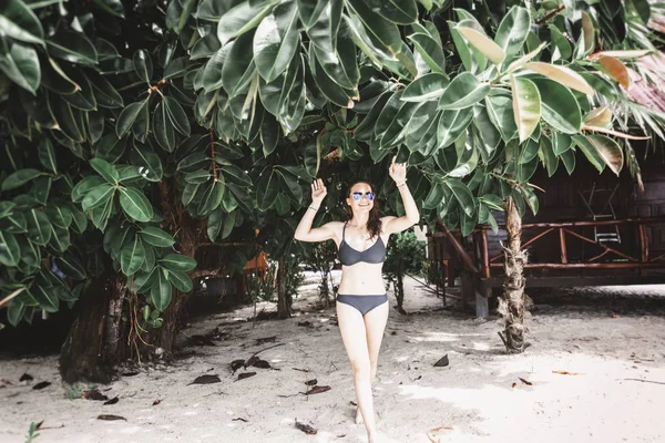 Bir Bikini Tropik Seyahat Tatil Bungalov Çıkan Çekici Genç Kadın — Stok fotoğraf