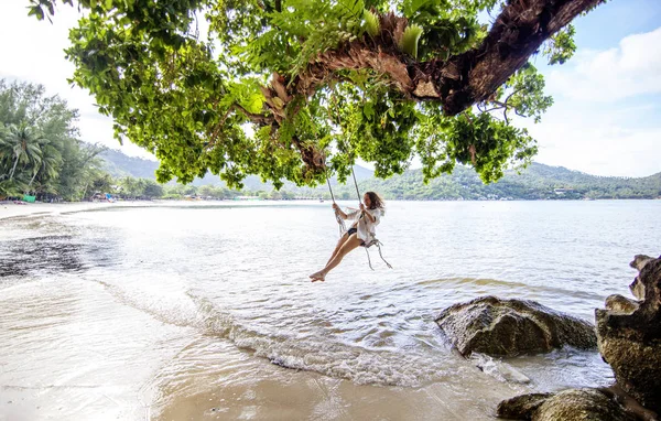 Hermosa Joven Viajera Balanceándose Columpio Una Isla Tropical Fondo Paisaje —  Fotos de Stock