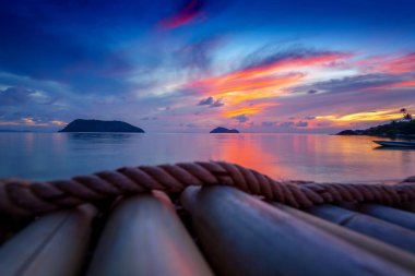 Palmiye ağaçları, arka plan duvar kağıdı, kartpostal, Koh Samui Adası Tayland siluetleri ile tropikal bir adada parlak renkli günbatımı