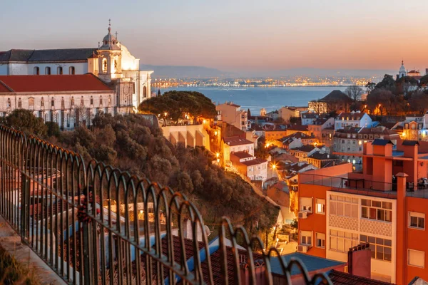 Parlak Güzel Bir Gece Şehri Gece Lizbon Portekiz Tepelerindeki Başkentidir — Stok fotoğraf