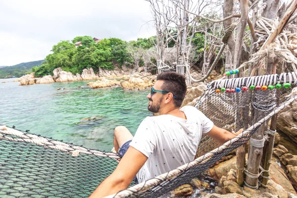 Atractivo Guapo Joven Latino Morena Hombre Gafas Sol Con Una — Foto de Stock