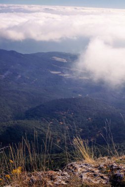 Güzel inanılmaz çarpıcı dağ manzarası, bulutlar dağlar, retro üzerinde tonlama