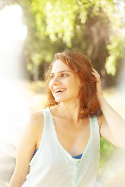 Mooie Gelukkig Lachende Vrouw Meisje Dicht Omhoog Hoofd Shot Natuurlijke — Stockfoto