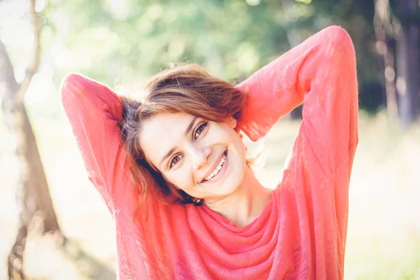 Młoda Piękna Kobieta Szczęśliwa Dziewczyna Coral Bluzka Zbliżenie Głowa Strzał — Zdjęcie stockowe