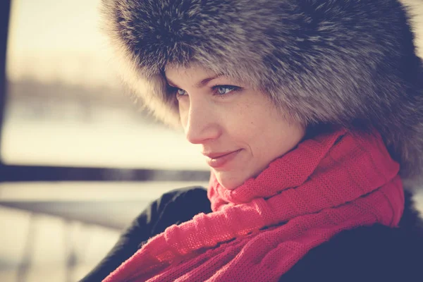 Όμορφη Νεαρή Γυναίκα Μελαχρινή Κοπέλα Ένα Γούνινο Καπέλο Στο Χειμερινό — Φωτογραφία Αρχείου