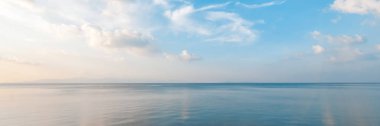 Parlak güzel deniz manzarası, kumlu plaj, bulutlar yansıyan su, doğal minimalist arka plan ve doku