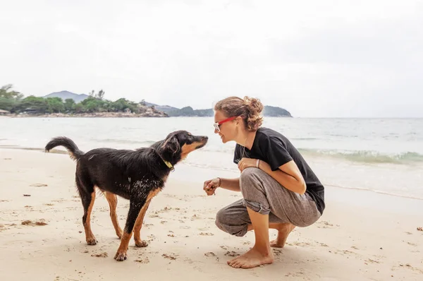 Mooie Gelukkig Vreugdevolle Meisje Vrouw Plezier Met Haar Hond Het — Stockfoto