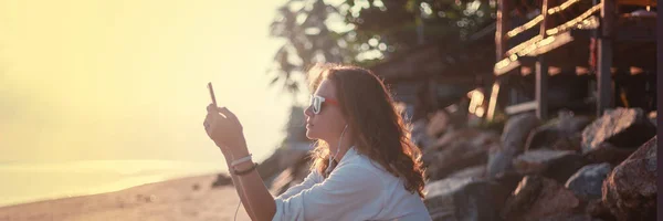 Beautiful Young Girl Woman Sitting Beach Sunset Headphones Listening Music — Stock Photo, Image