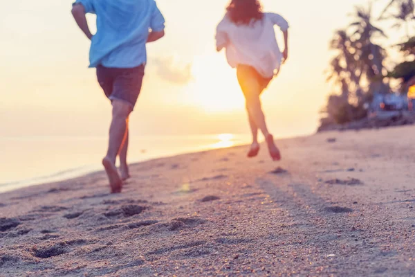 Jeune Couple Courant Long Littoral Sablonneux Dans Les Rayons Coucher — Photo