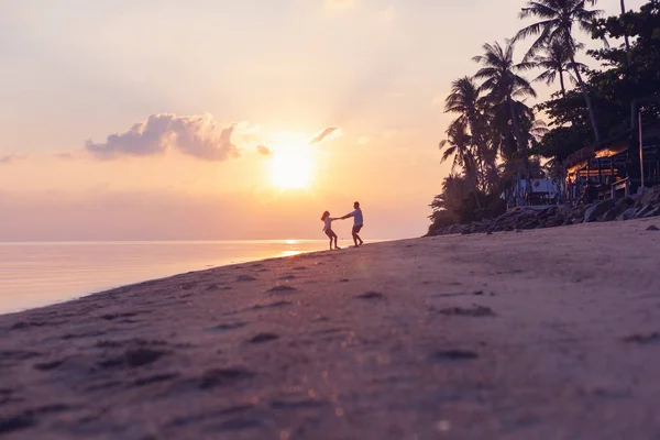 Hermosa Pareja Joven Enamorada Gira Mano Playa Atardecer Durante Viaje —  Fotos de Stock