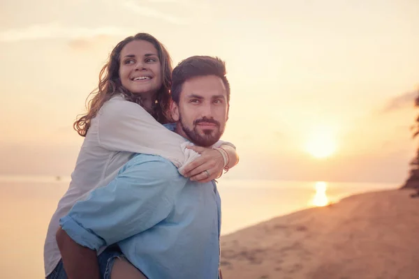 Schöne Junge Glückliche Paar Verliebt Spaß Strand Bei Sonnenuntergang Während — Stockfoto