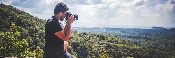 Guapo Joven Elegante Fotógrafo Masculino Raza Mixta Una Camiseta Negra — Foto de Stock