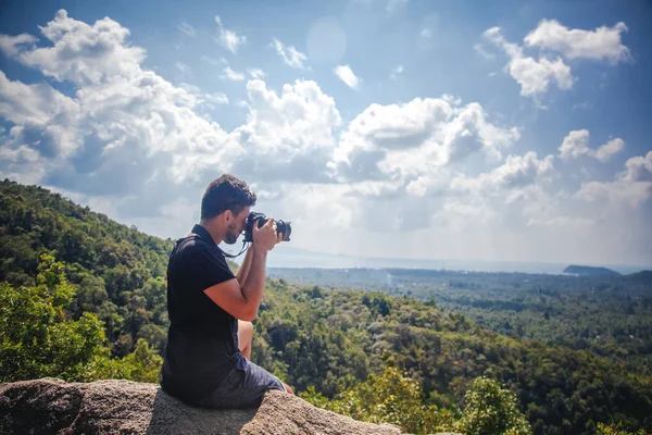 Bonito Jovem Fotógrafo Masculino Elegante Raça Mista Uma Camiseta Preta — Fotografia de Stock