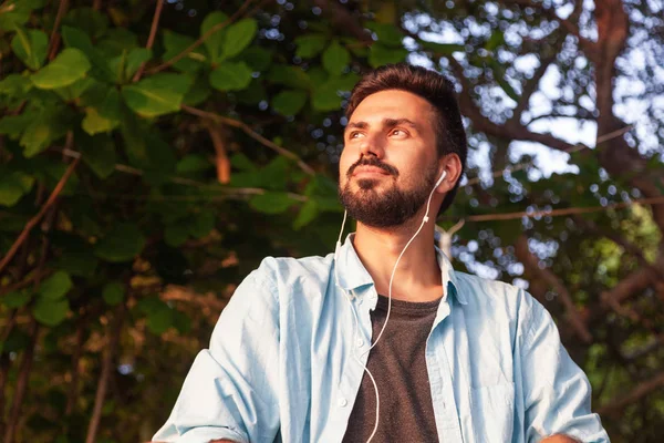 Jovem Atraente Homem Raça Mista Cara Latino Com Uma Barba — Fotografia de Stock