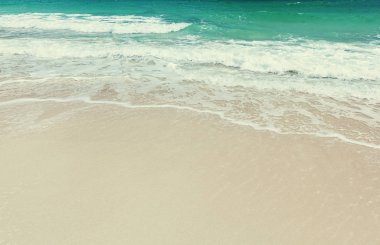 Doğal tropikal arka plan ve doku, beyaz kum ve köpük dalga, gevşeme tatil kavramı