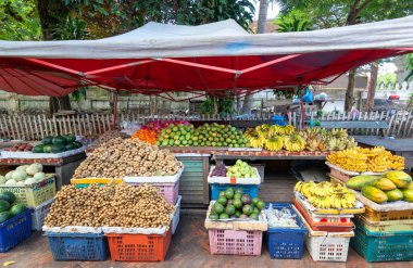 Sokak sayaçlarıyla tropikal sebze ve meyve tipik Asya pazarı, Güneydoğu Asya, Laos