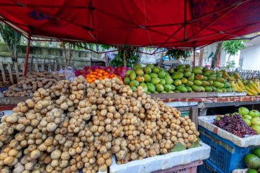 Sokak sayaçlarıyla tropikal sebze ve meyve tipik Asya pazarı, Güneydoğu Asya, Laos
