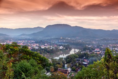 Luang Prabang Laos, Mount Phusi güzel muhteşem gün batımı. Laos Güneydoğu Asya'da bir popüler seyahat yer