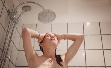 Beyaz çini, temizlik ve hijyen, banyoda duş alırken güzel genç kadın vücut bakım kavramı