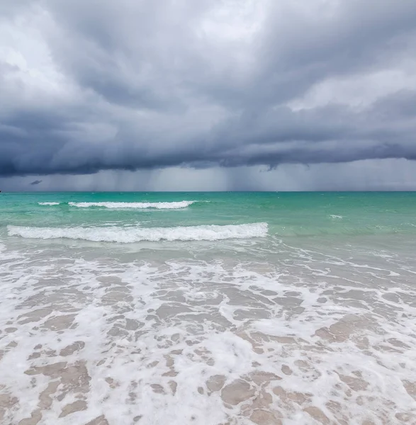 热带海滩上的风暴 黑暗的风暴云 美丽令人印象深刻的风景 海浪和白色的沙滩 气候变化 — 图库照片