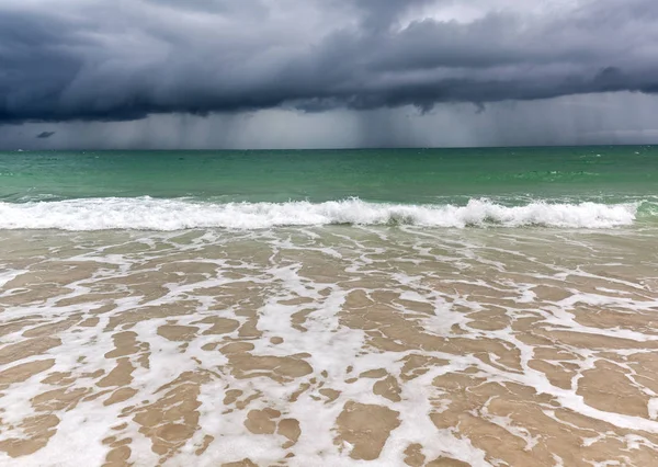 热带海滩上的风暴 黑暗的风暴云 美丽令人印象深刻的风景 海浪和白色的沙滩 气候变化 — 图库照片