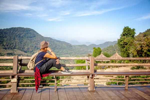 戴着帽子的年轻女游客欣赏着在东南亚热门旅游目的地老挝山区的风景 琅勃拉邦纳姆东国家公园 — 图库照片