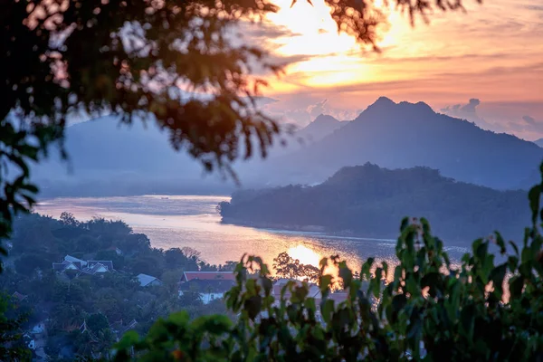美丽的美丽的日落在老挝琅勃拉邦 从普西山 老挝是东南亚热门的旅游目的地 — 图库照片
