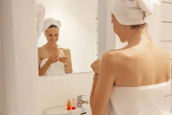 Bella Giovane Donna Asciugamano Bianco Nel Bagno Fronte Allo Specchio — Foto Stock