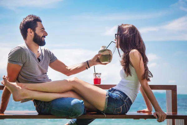 Casal Bonito Jovem Amor Que Bebe Coquetéis Mar Tropical Durante — Fotografia de Stock