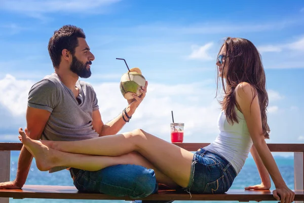 在蜜月假期 情人节期间 美丽的年轻夫妇在热带海域喝鸡尾酒 爱的概念 — 图库照片