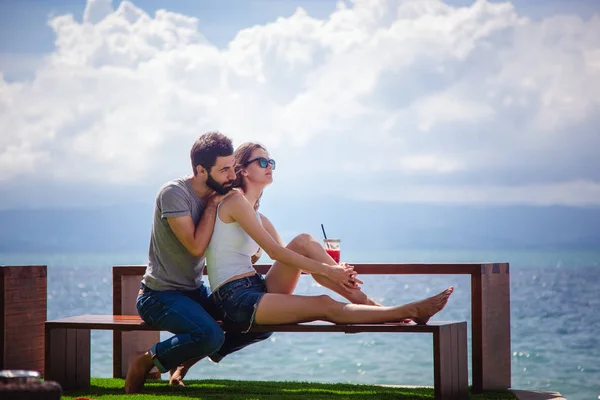 Jeune Beau Couple Amoureux Mer Tropicale Dans Café Plage Pendant — Photo