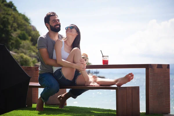 Junges Schönes Verliebtes Paar Tropischen Meer Strandcafé Während Eines Flitterwochen — Stockfoto