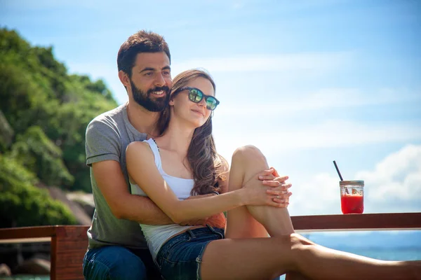 Junges Schönes Verliebtes Paar Tropischen Meer Strandcafé Während Eines Flitterwochen — Stockfoto